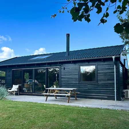 Сasa de vacaciones Charming Summer House Near